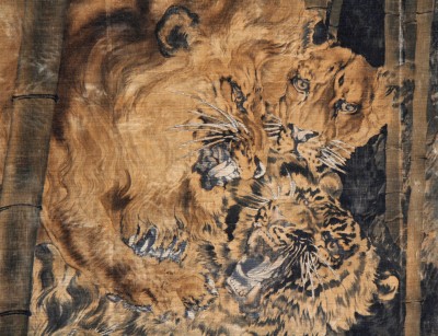 Combat de fauves, Japon fin du XIXe - Grande tenture en velours de soie peint