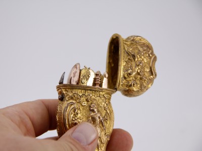 Nécessaire de châtelaine en cuivre doré - Angleterre, vers 1740