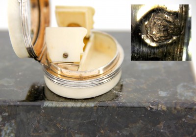 Le poinçon tête de chérubin insculpé sur la bâte inférieure