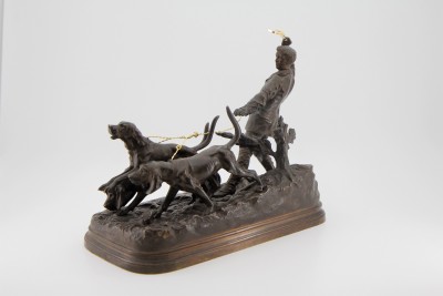 Alfred DUBUCAND (1828-1894) - Valet retenant ses chiens, bronze & or