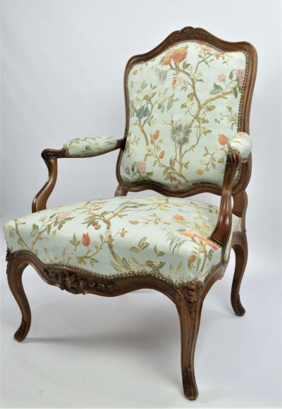 Fauteuil à la Reine, ca 1750 - Estampillé Pierre Nogaret à Lyon