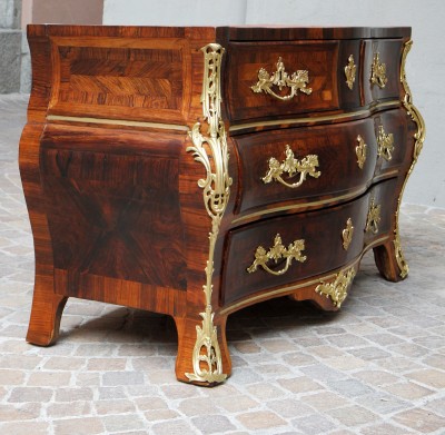 Commode en tombeau, début de l'époque Louis XV - Paris, vers 1730