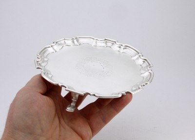 Petit plateau tripode en argent massif d'époque George II - John Tuite, Londres, 1731