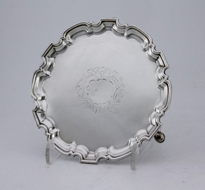 Petit plateau tripode en argent massif d'époque George II - John Tuite, Londres, 1731