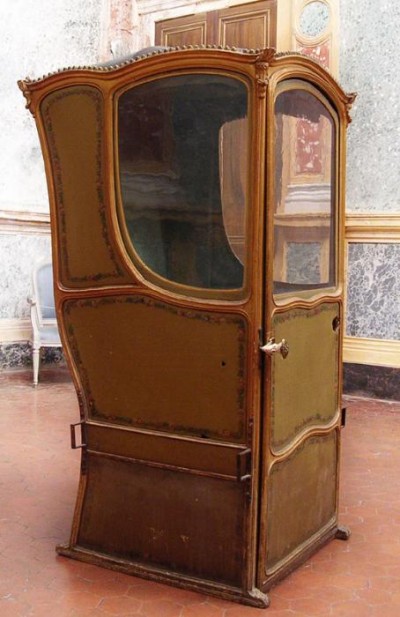 Chaise à porteurs de Jean-Baptiste de Brancas (1693-1770), archevêque d'Aix de 1729 à 1770 (Musée des Tapisseries d'Aix-en-Provence).