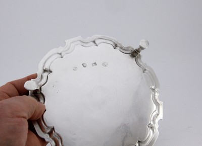 Petit plateau tripode en argent massif d'époque George II - John Tuite, Londres, 1731