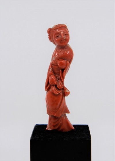 Jeune fille en corail sculpté - Chine, XXe