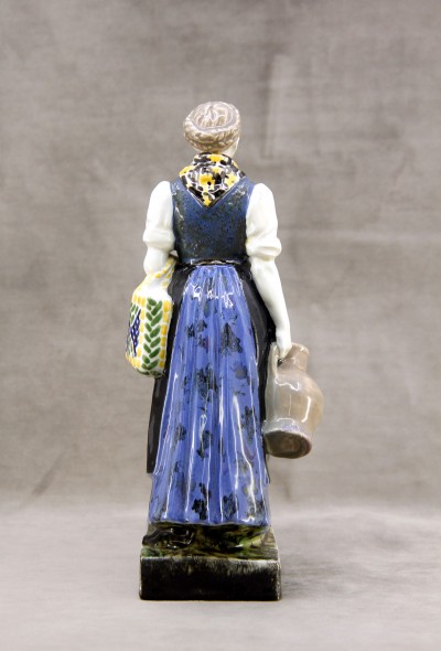Hugo Franz KIRSCH (1873-1961) - Paysanne à la faucille - Céramique émaillée, vers 1910