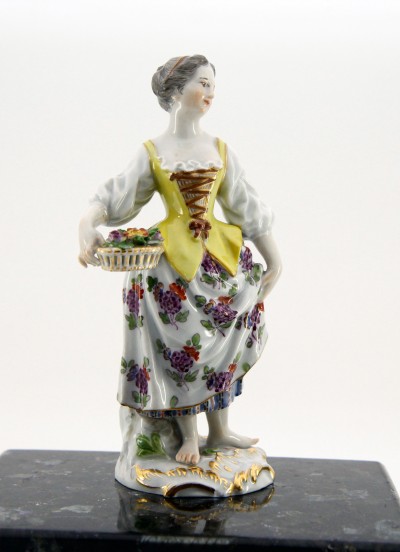 Meissen - Jeune femme à la corbeille de fleurs - Porcelaine, vers 1900