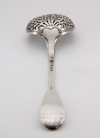 Grande cuillère à saupoudrer, Metz 1747-1748 - Orfèvre Jean Baucaire