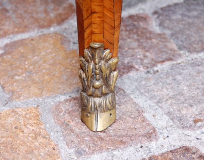 Petite commode sauteuse d'entre-deux — Besançon vers 1760 - Attribuée à Martin Leigart