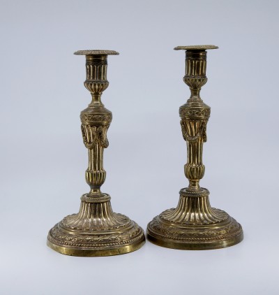 Paire de flambeaux d'époque Louis XVI - en bronze doré, vers 1780