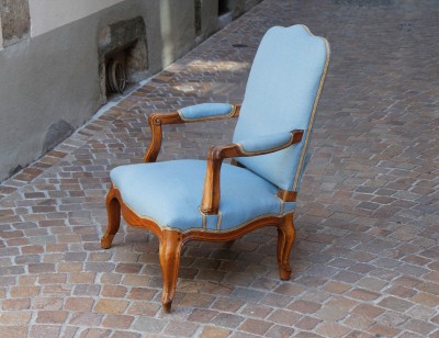 Fauteuil en noyer, époque Louis XV - s.d. Suisse romande, milieu du XVIIIe