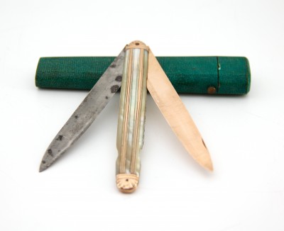 Couteau de voyage dit "à la Berge" en nacre, or et acier - Epoque Louis XV, entre 1756 et 1762