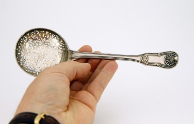 Cuillère à saupoudrer Rochefort d'Ally, Paris 1745-1746 - Rare modèle précoce, par François Lamiche
