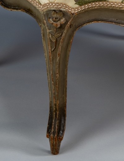 Sur les pieds antérieurs, on constate un trait caractéristique de Delanois: la moulure du milieu est conduite jusqu'à l'extrémité du pied.