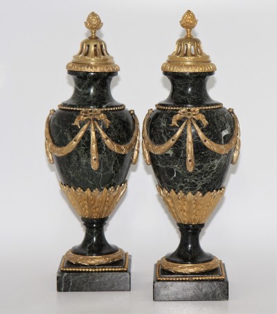 Paire de cassolettes, style Louis XVI - Marbre vert de mer & bronze doré, vers 1830