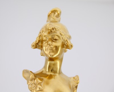 Alexandre Auguste CARON (1857-1932) - Cachet en vermeil – Buste de jeune femme Art Nouveau