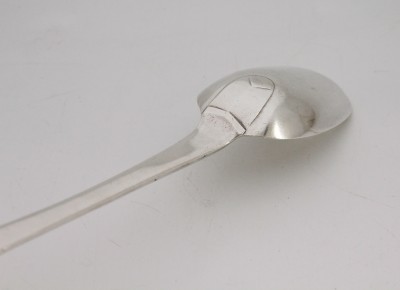 Cuillère à ragoût, Neuchâtel vers 1740 - Orfèvre Jean Redard