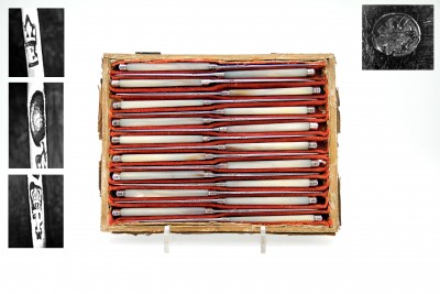 À gauche, de haut en bas: poinçon du coutelier Gavet, poinçon de charge Paris 1789-1792, poinçon de jurande 1788-89. À droite, poinçon de décharge