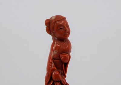 Jeune fille en corail sculpté - Chine, XXe